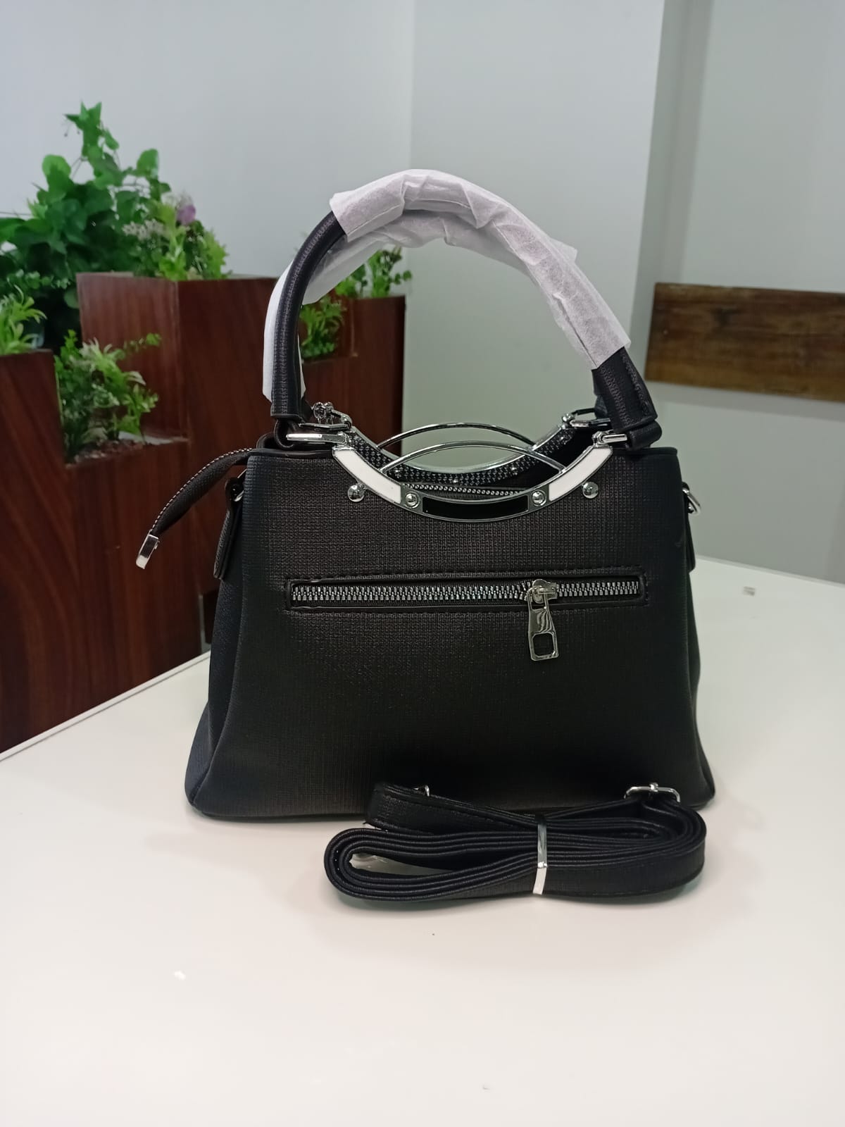 Ban Mei Premium Leather Handbag – Elegant Structured Carry
