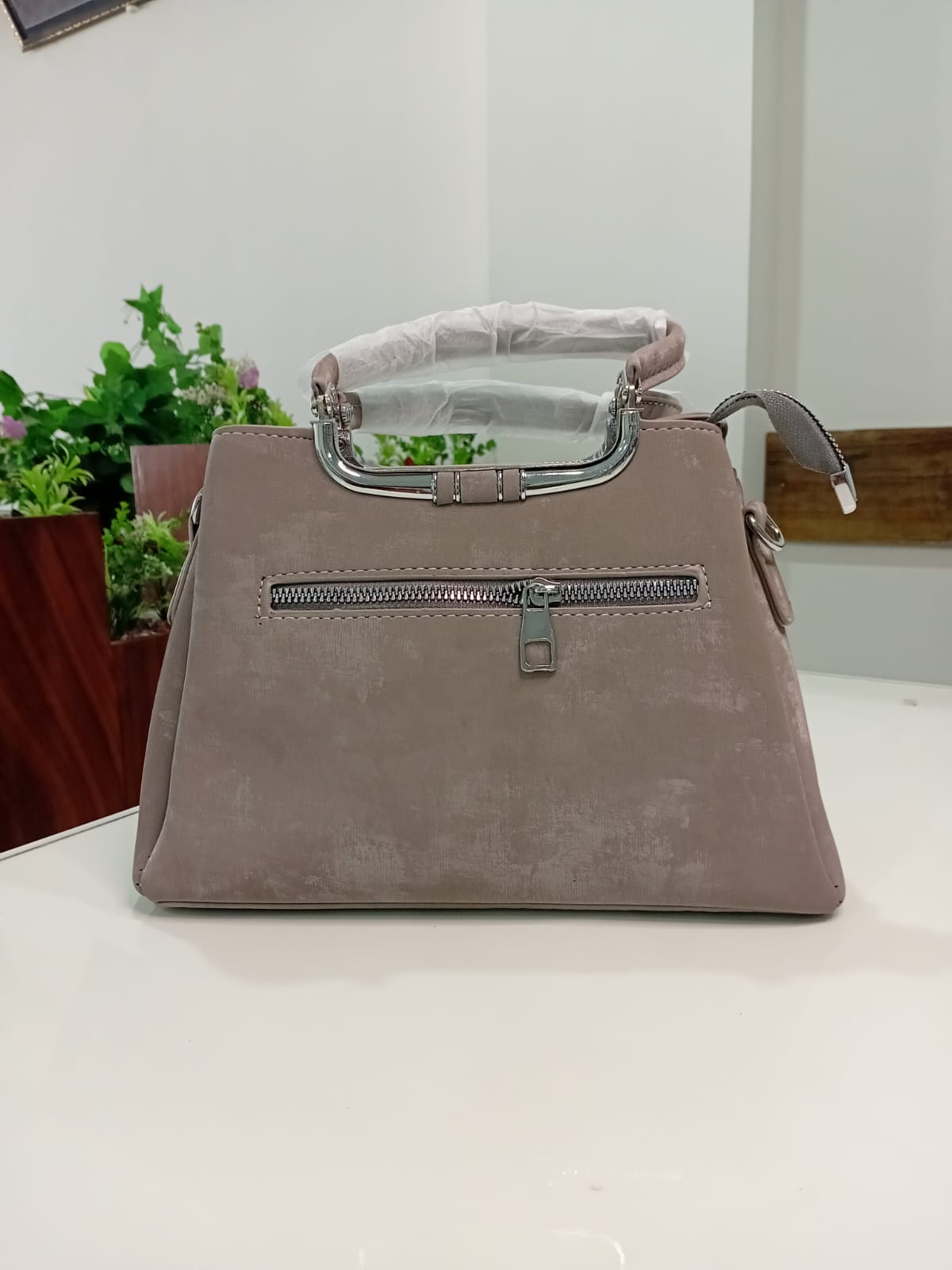 Ban Mei Deluxe Leather Handbag – Statement Hardware Satchel