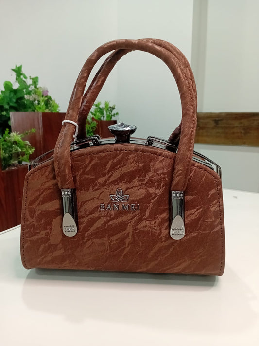 Ban Mei Classic Leather Handbag – Boxy Silhouette with Gunmetal Hardware
