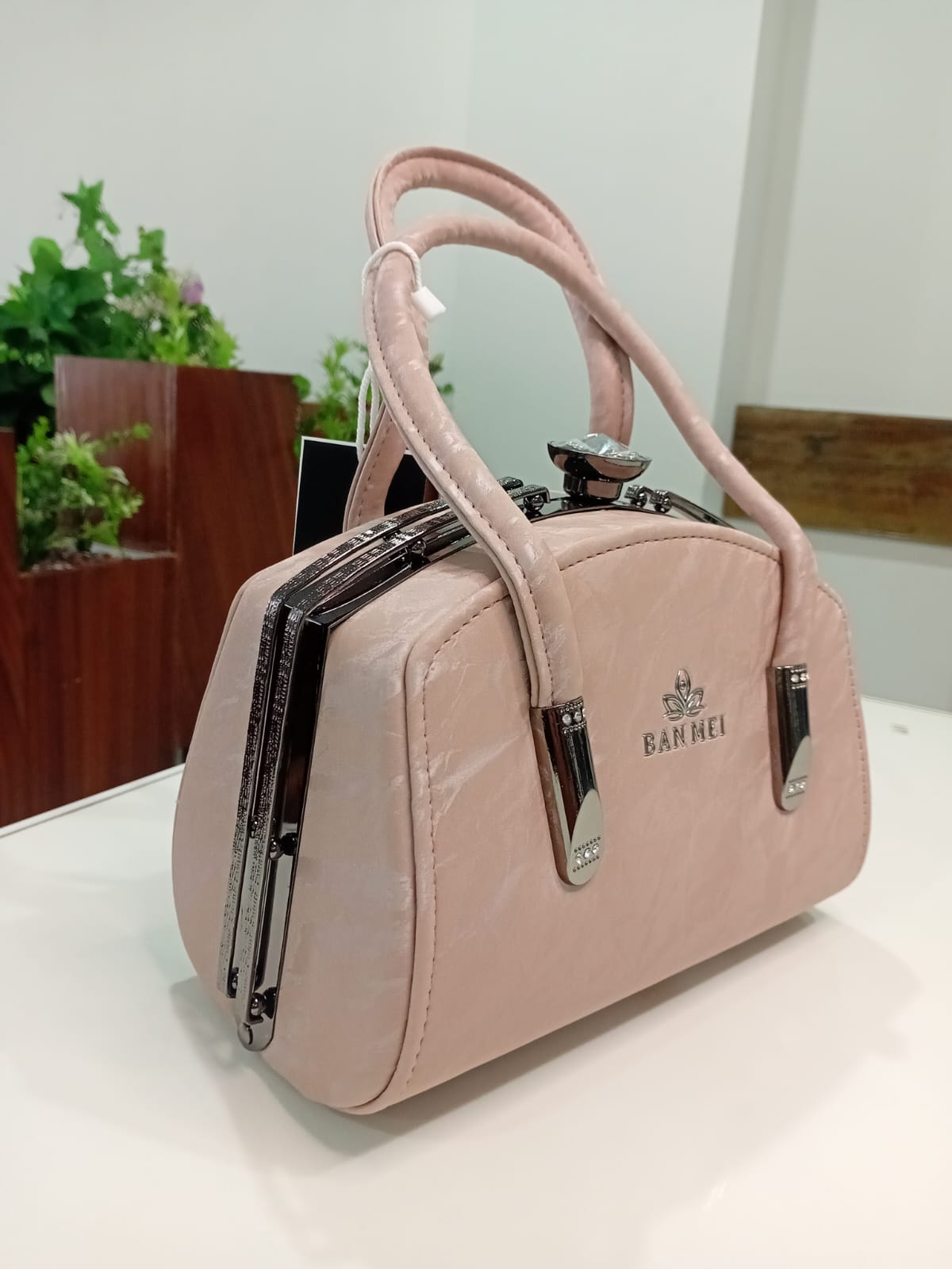 Ban Mei Classic Leather Handbag – Boxy Silhouette with Gunmetal Hardware