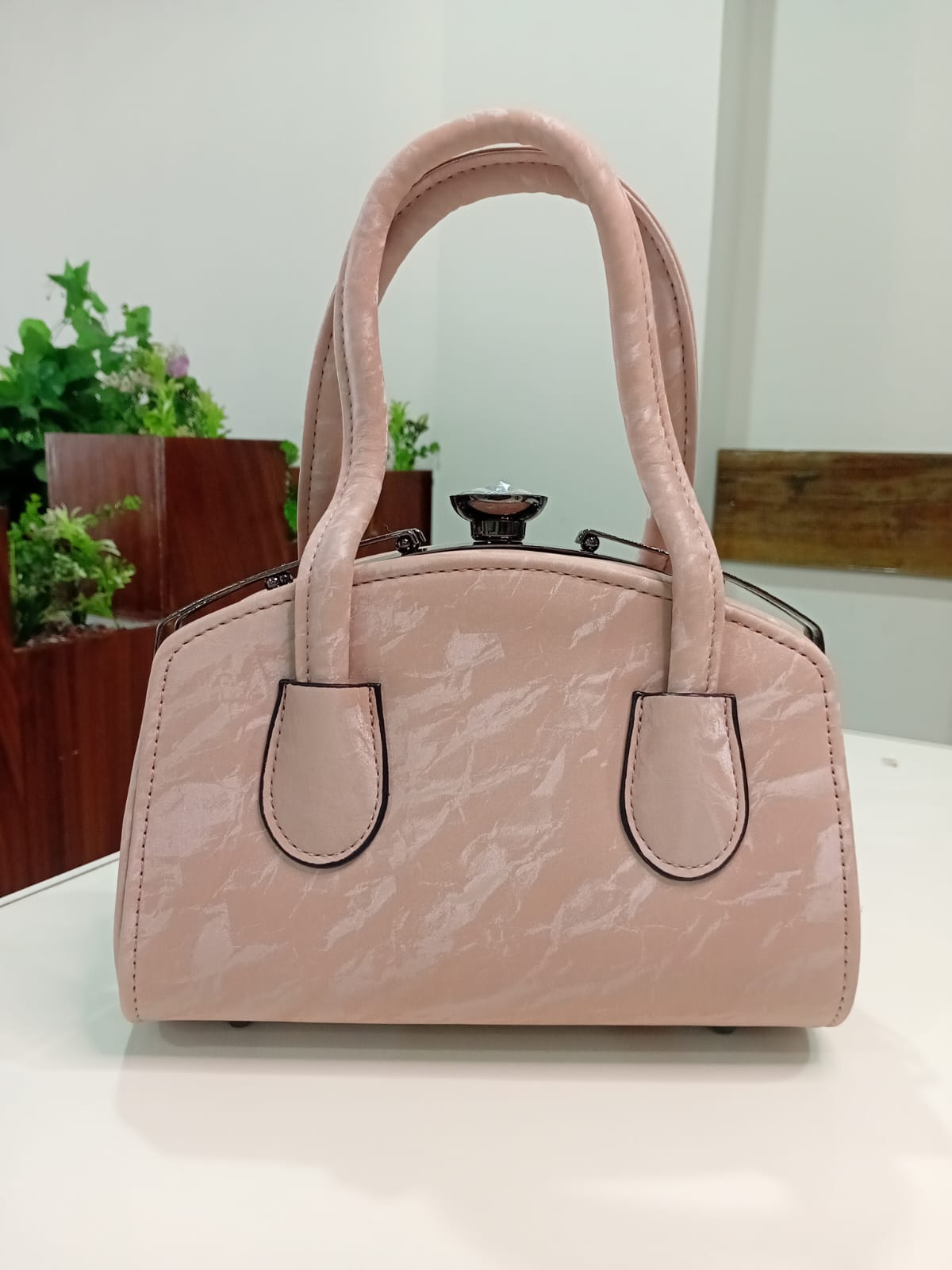 Ban Mei Classic Leather Handbag – Boxy Silhouette with Gunmetal Hardware