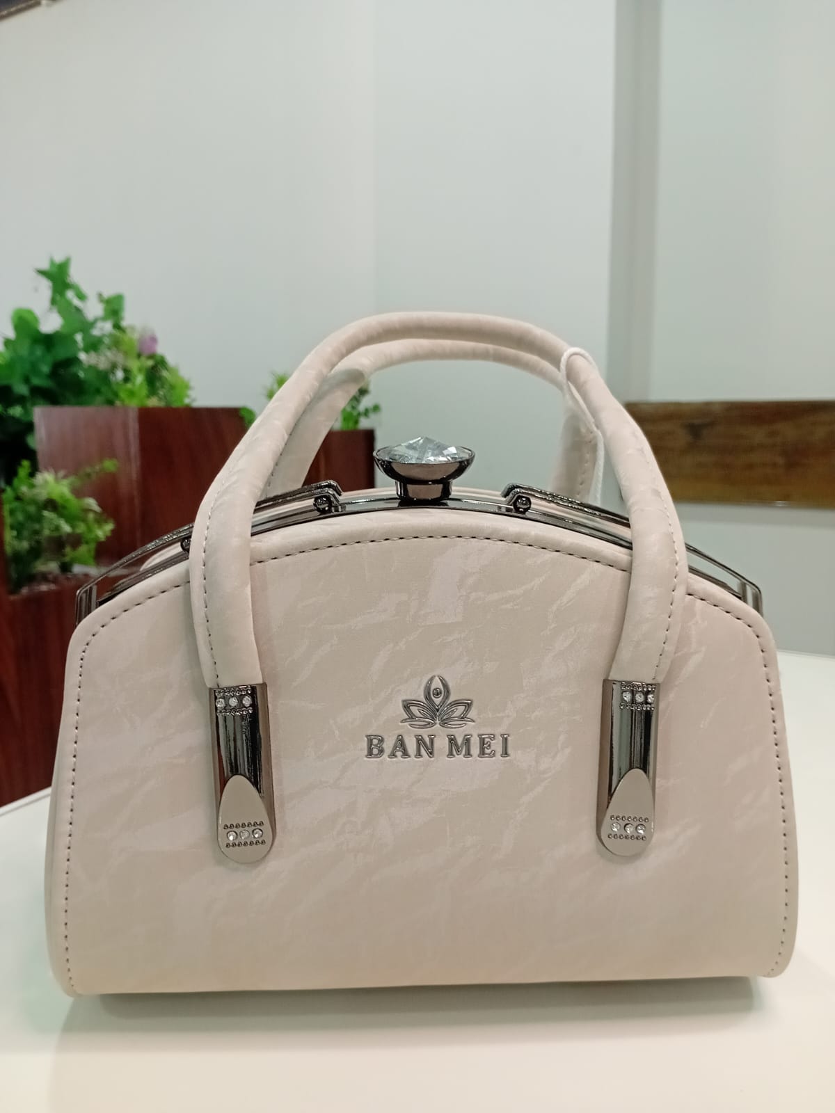Ban Mei Classic Leather Handbag – Boxy Silhouette with Gunmetal Hardware