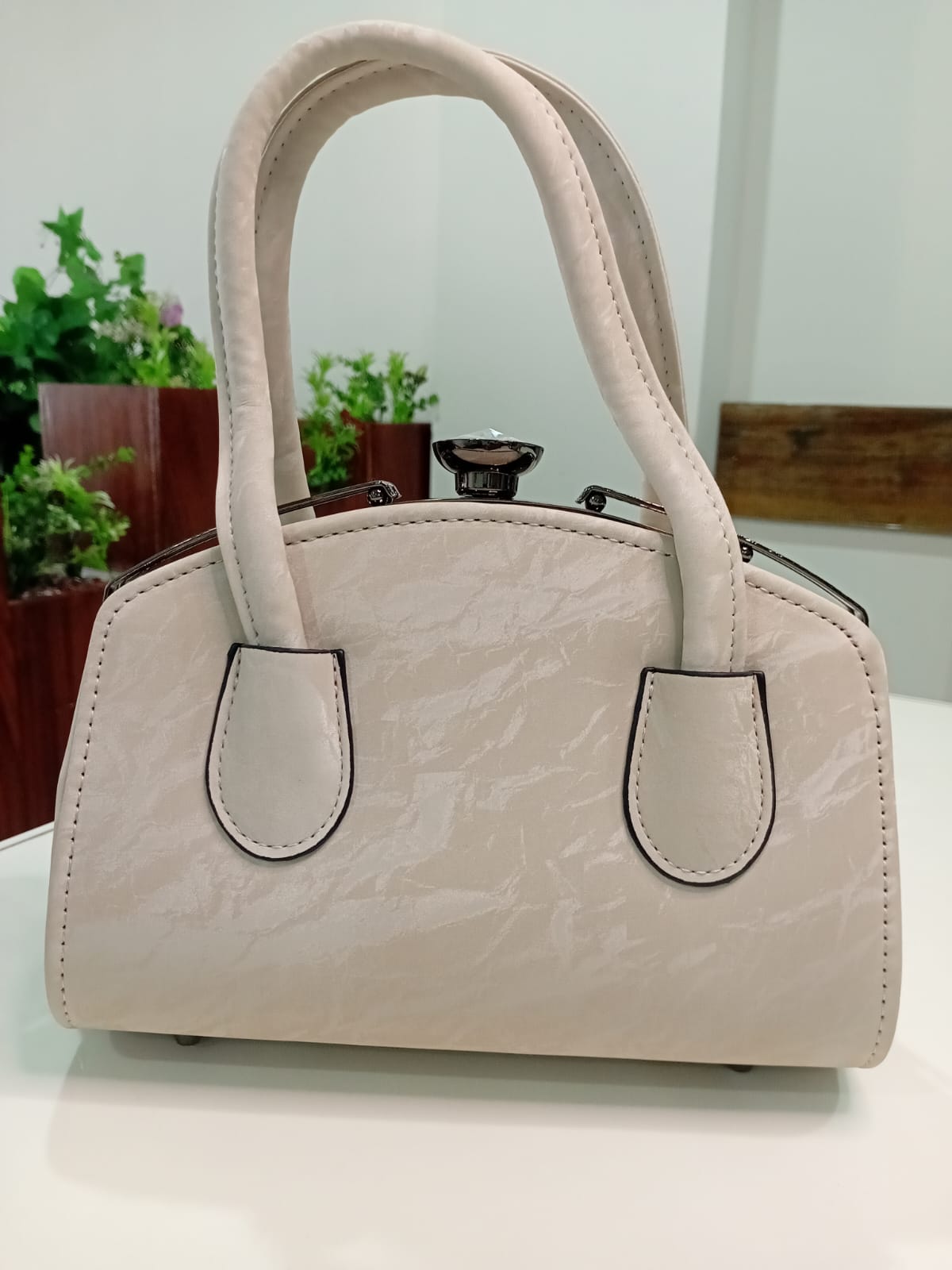 Ban Mei Classic Leather Handbag – Boxy Silhouette with Gunmetal Hardware
