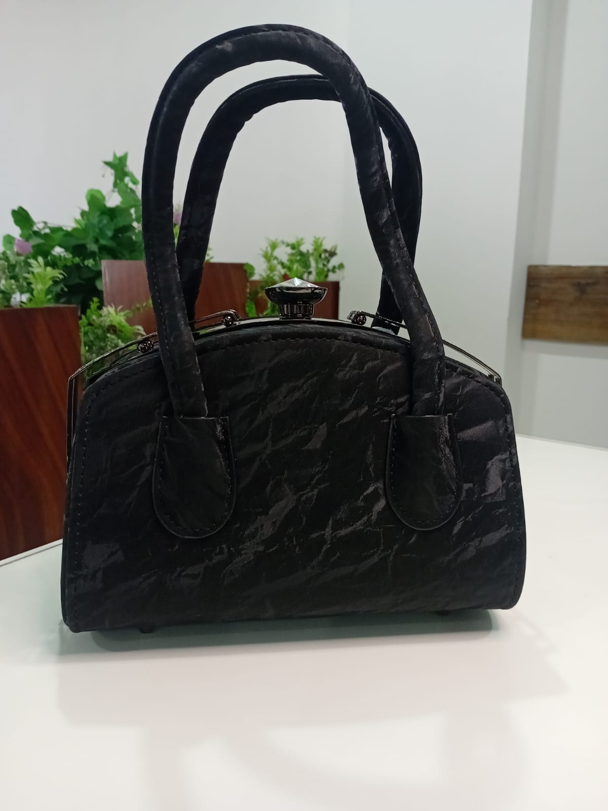 Ban Mei Classic Leather Handbag – Boxy Silhouette with Gunmetal Hardware