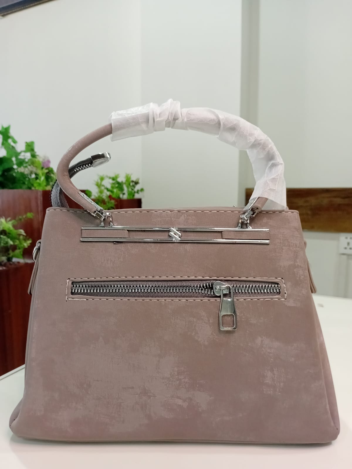 Ban Mei Prestige Leather Handbag – Boxy Frame with Crystal Hardware